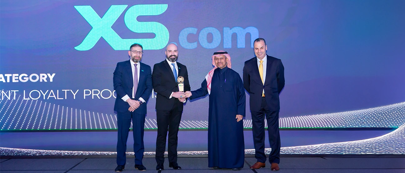 إكس أس دوت كوم تفوز بجائزة "أفضل برامج ولاء العملاء" خلال معرض قطر المالي